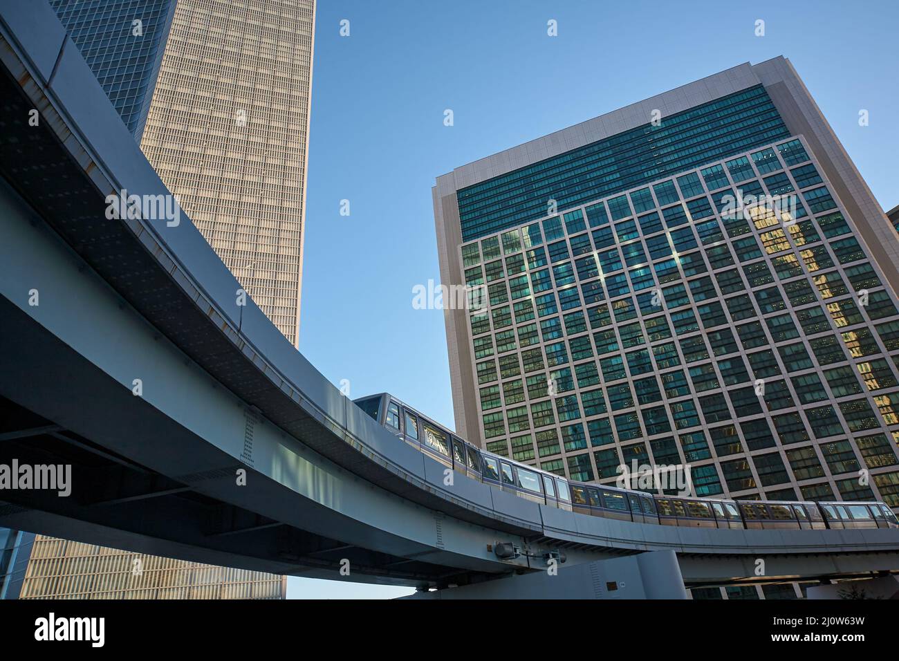 Pedi Shiodome Shopping Complex und Yurikamome erhöhte Bahnlinie bei Shiodome. Tokio. Japan Stockfoto