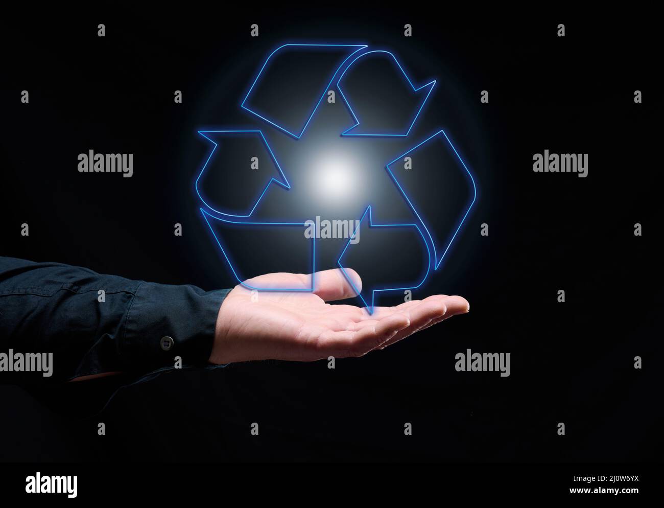 Blau leuchtendes Recycling-Schild über der Hand schwebend, nachhaltige Entwicklung. Ökologie und Umweltkonzept. Stockfoto