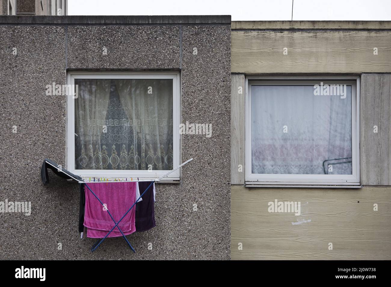 Im ersten Stock eines trostlosen Wohnblocks, Göttingen, hängen Wäschestücke aus dem Fenster Stockfoto