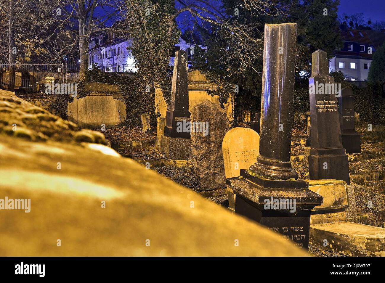 Jüdischer Friedhof bei Nacht, im Hintergrund Wohngebäude, Göttingen, Deutschland, Europa Stockfoto