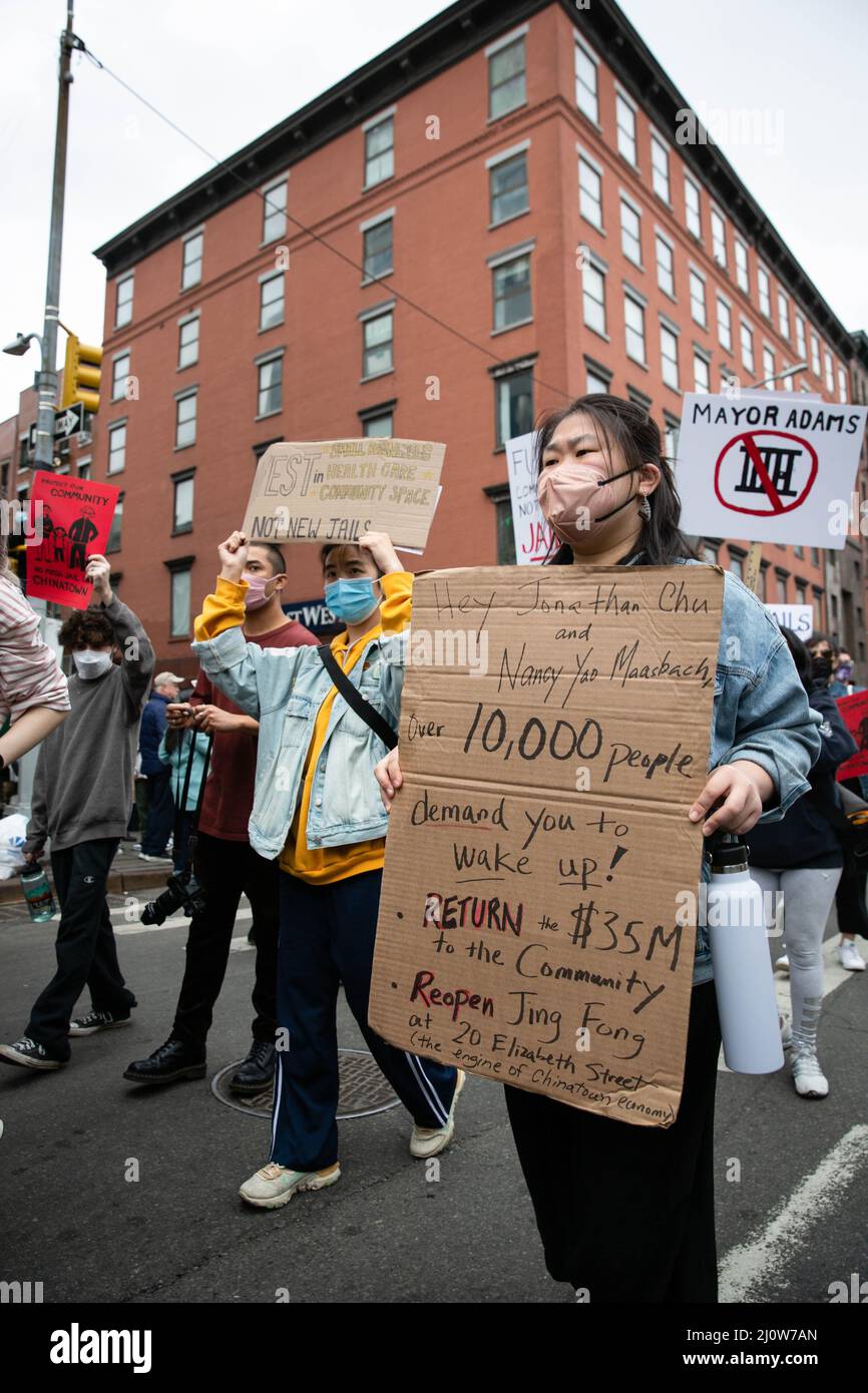 New York City, USA. 20. März 2022. Am 20. März 2022 nahmen rund 900 Gemeindemitglieder und gewählte Beamte an einer demonstration und Kundgebung im Columbus Park in Chinatown, NY, Teil, die gegen den Bau eines $2,3 Milliarden Megaflains demonstrierten, das das höchste der Welt sein soll (Foto von Karla Coté/Sipa USA) Quelle: SIPA USA/Alamy Live News Stockfoto