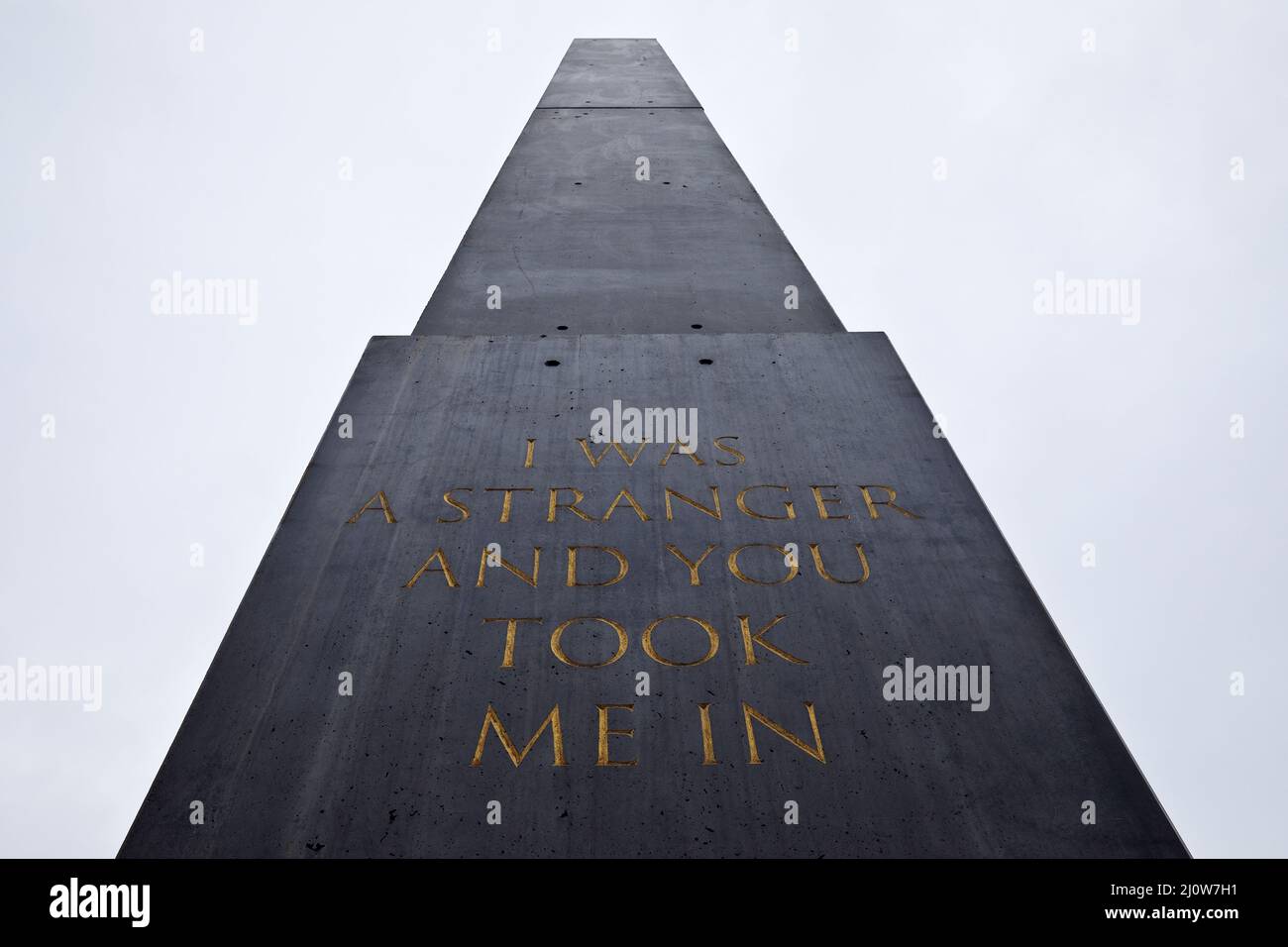 Kunstwerk Obelisk mit einem Zitat aus dem Matthäusevangelium, Künstler Olu Oguibe, Kassel, Deutschland, Europa Stockfoto