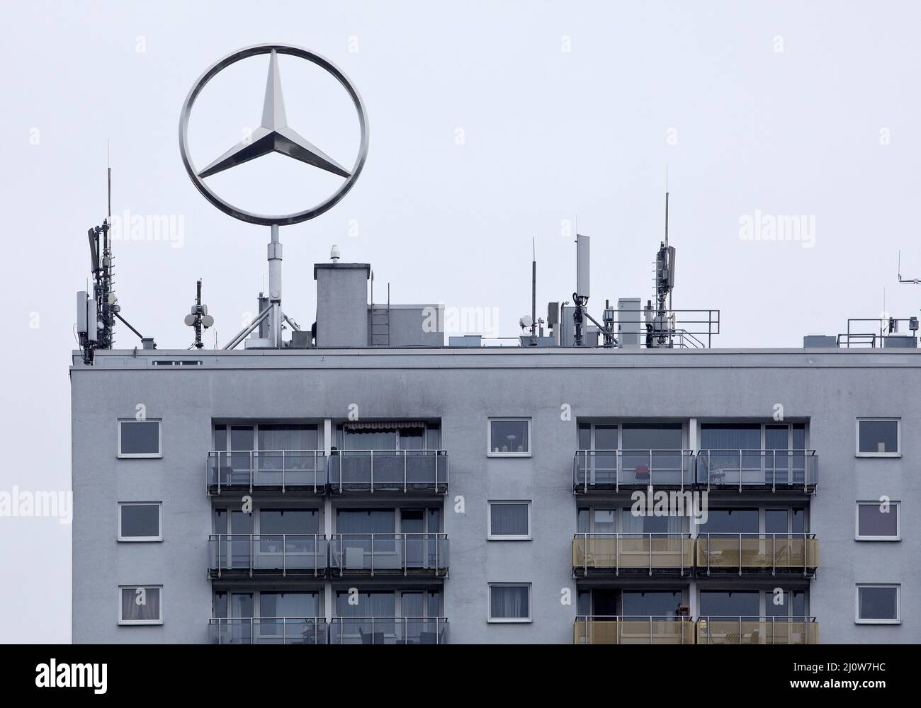 Mercedes-Stern auf einem Wolkenkratzer, Detail, Kassel, Hessen, Deutschland, Europa Stockfoto