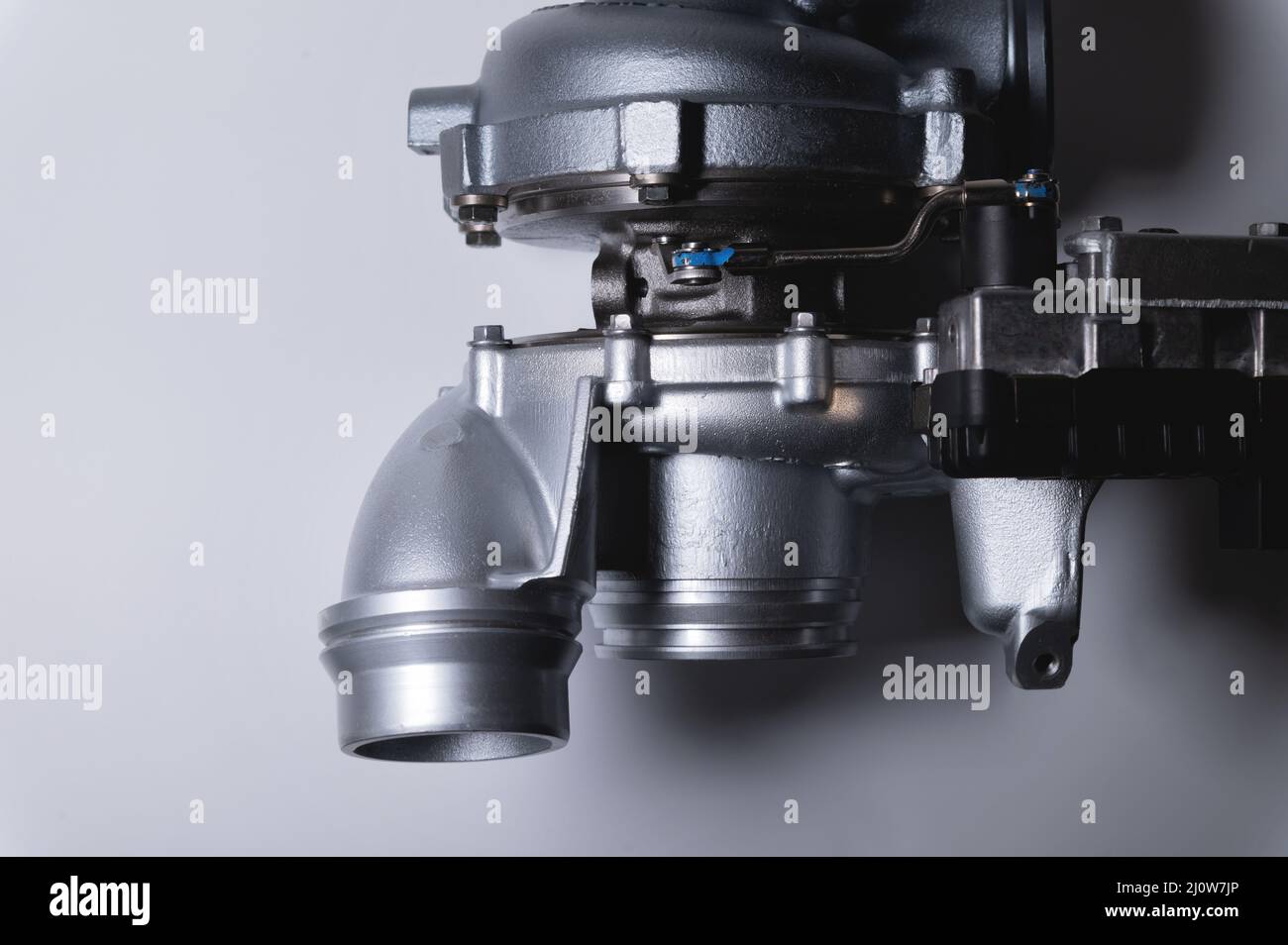 Neuer Turbolader aus Metall. Abgasgebläse. Teile Hintergrund Stockfoto