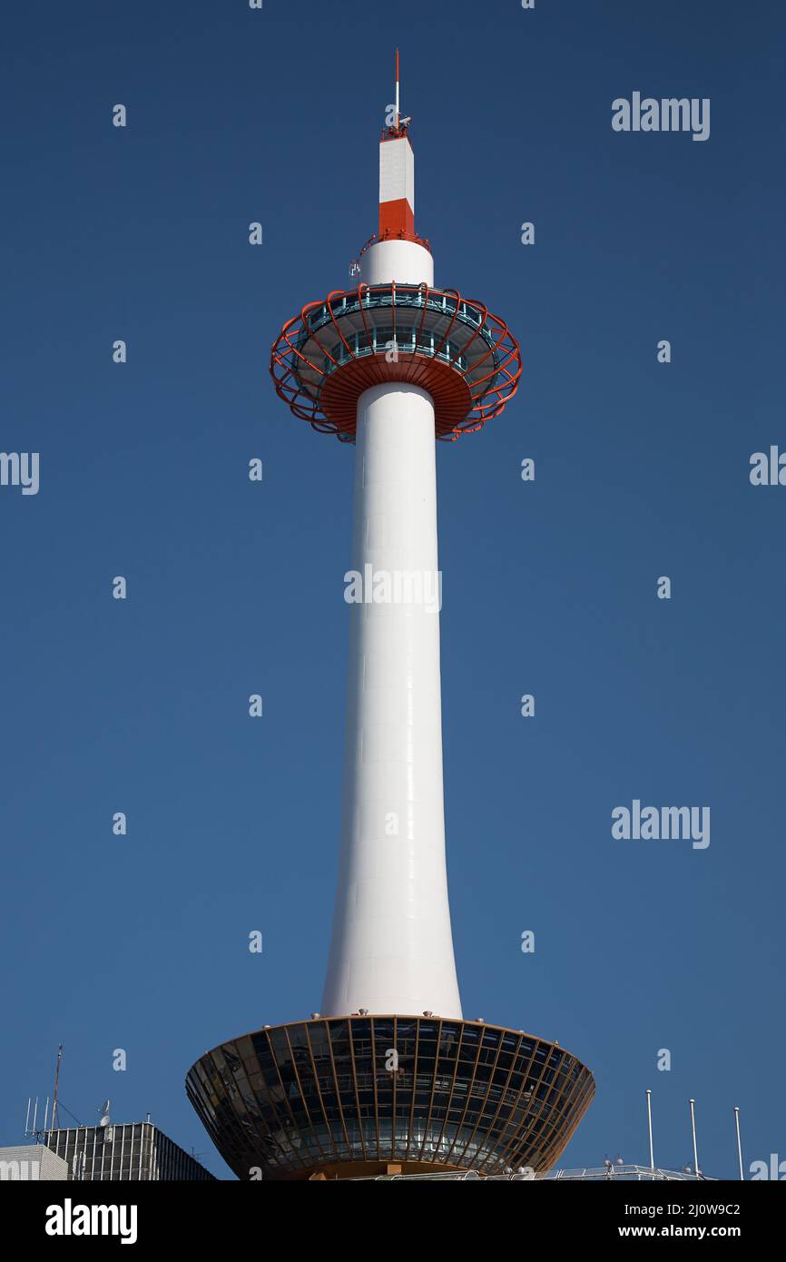 Kyoto Tower (Kyoto-tawa), der Aussichtsturm in der Nähe des Bahnhofs Kyoto. Kyoto. Japan Stockfoto