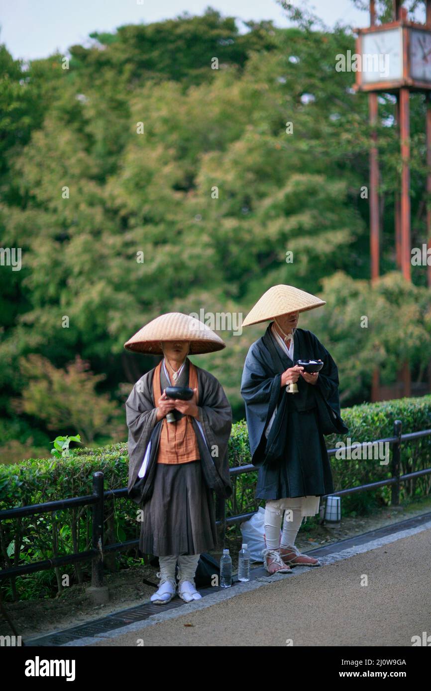 Buddhistische Mönche üben Takuhatsu, Sutras zu singen und Spenden in der Kyoto Straße zu sammeln. Japan Stockfoto