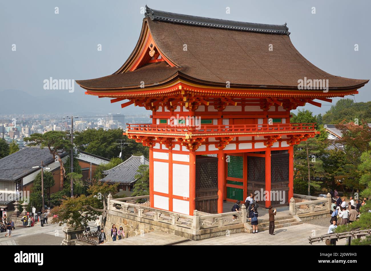 Das Nio-mon (Deva Gate) am Kiyomizu-dera Tempel. Kyoto. Japan Stockfoto