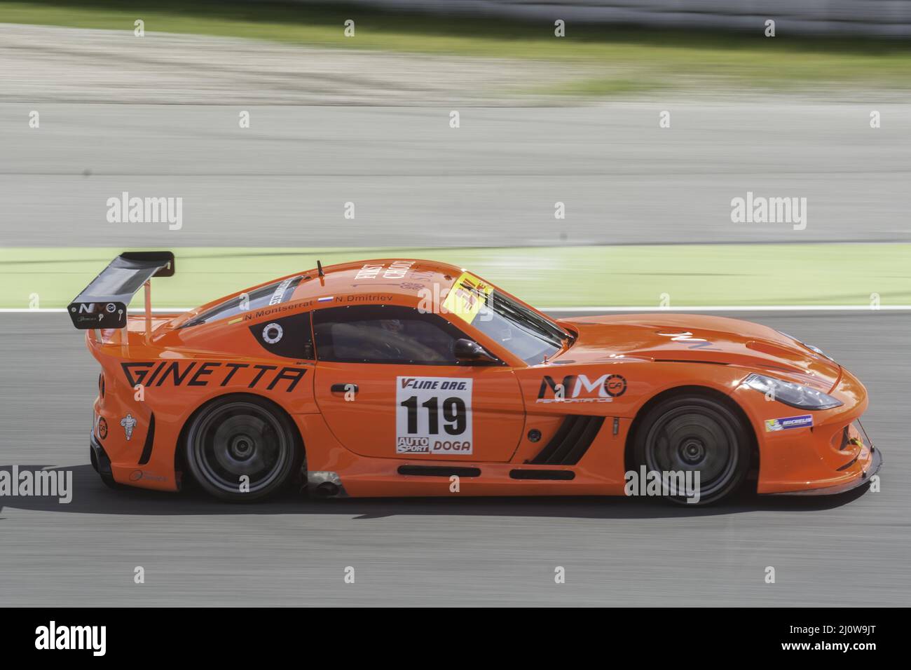 Rennwagen auf der Strecke, schnelles Modell Ginetta G55 GT4 Stockfoto