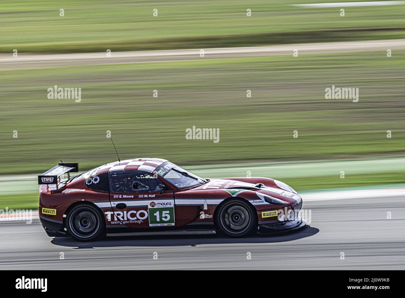 Rennwagen auf der Strecke, schnelles Modell Ginetta G55 GT4 Stockfoto