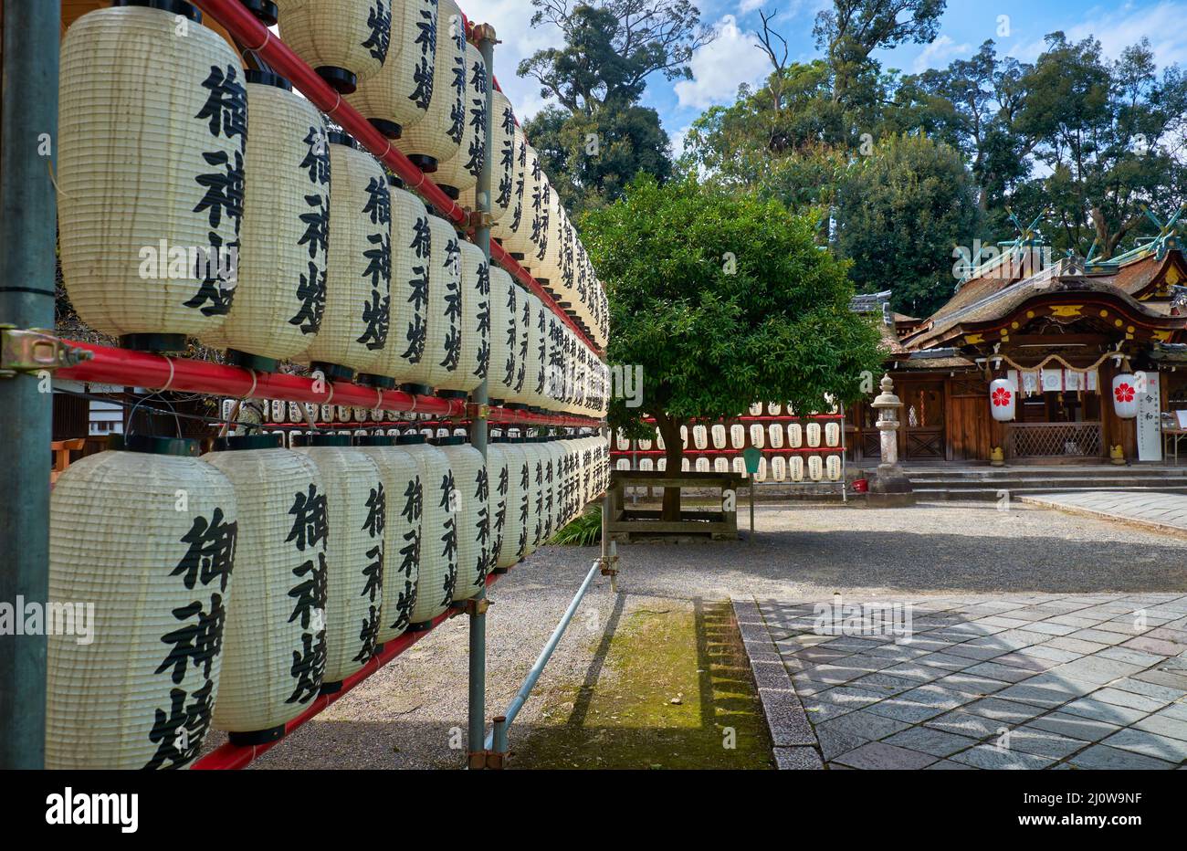 Viele traditionelle Papieraufhellungen (Chochin) am Hirano-Schrein. Kyoto. Japan Stockfoto