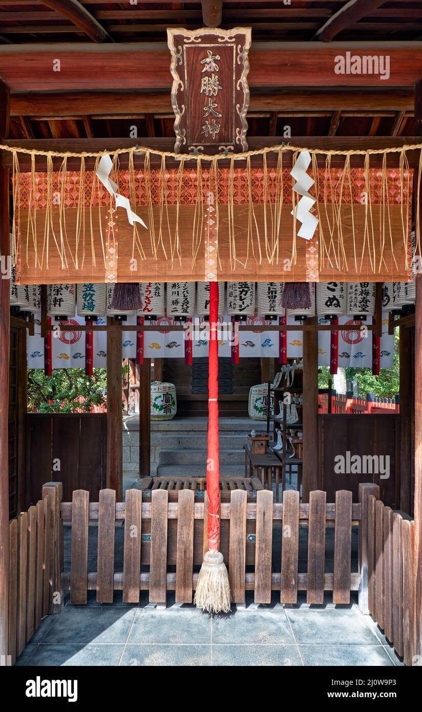 Der Eingang zum kleinen Masha Hachiman-Schrein. Shikichi-jinja-Schrein (Wara-tenjin). Kyoto. Japan Stockfoto