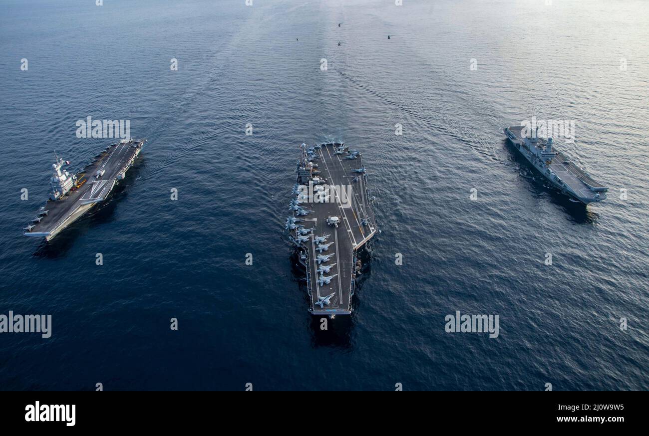 Ionisches Meer, Griechenland. 18. März 2022. U.S. Navy die Nimitz-Klasse Flugzeugträger USS Harry S. Truman, Mitte, segelt in Formation mit dem französischen Flugzeugträger FS Charles de Gaulle, links, und dem italienischen Flugzeugträger ITS Cavour, rechts, während der NATO-Einsätze am 18. März 2022 im Ionischen Meer. Die USA und die NATO haben aufgrund der russischen Invasion in der Ukraine ihre militärischen Operationen in der Region verstärkt. Kredit: MC3 Bela Chambers/U.S. Navy/Alamy Live News Stockfoto