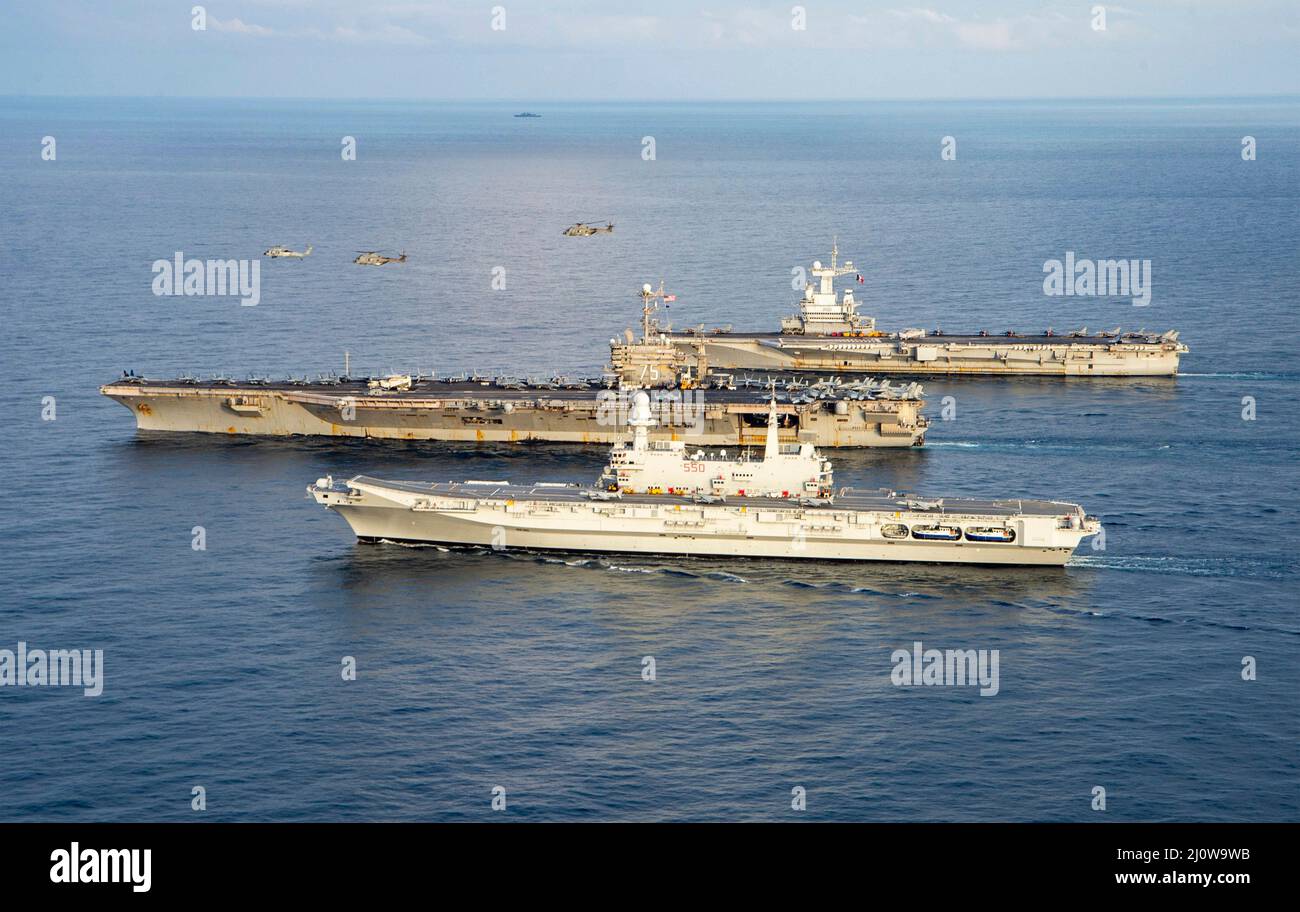 Ionisches Meer, Griechenland. 18. März 2022. U.S. Navy die Nimitz-Klasse Flugzeugträger USS Harry S. Truman, Mitte, segelt in Formation mit dem französischen Flugzeugträger FS Charles de Gaulle, oben, und dem italienischen Flugzeugträger SEINE Cavour, unten, während der NATO-Operationen, 18. März 2022 im Ionischen Meer. Die USA und die NATO haben aufgrund der russischen Invasion in der Ukraine ihre militärischen Operationen in der Region verstärkt. Kredit: MC3 Bela Chambers/U.S. Navy/Alamy Live News Stockfoto