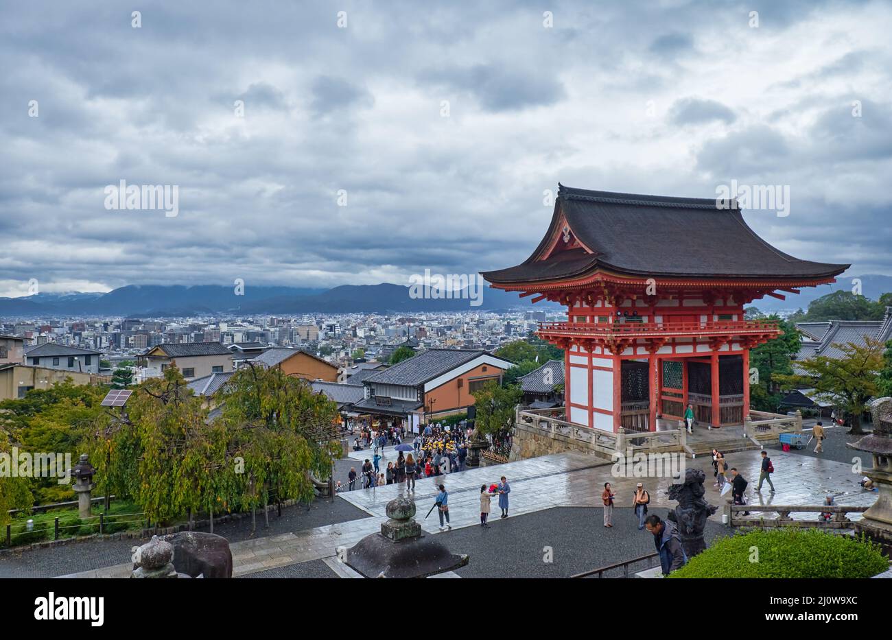 Das Nio-mon (Deva Gate) am Kiyomizu-dera Tempel. Kyoto. Japan Stockfoto