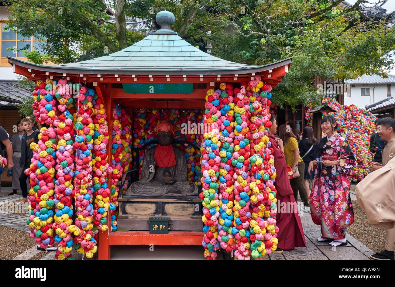 Statue von Koshin-san in Yasaka Koshin-do, umgeben von bunten Kugeln (kukurizaru). Kyoto. Japan Stockfoto