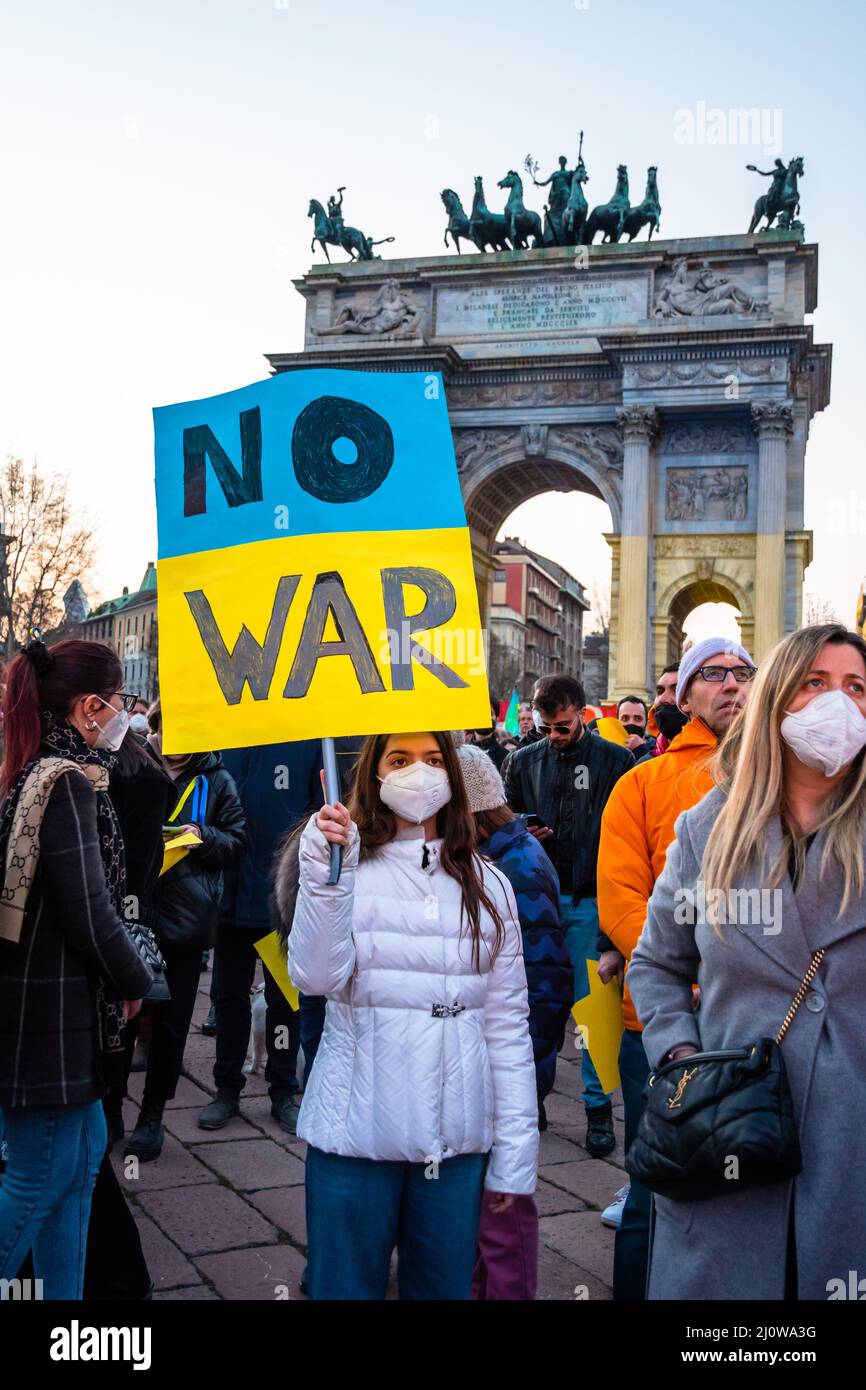 Mailand, Italien - 03 19 2022: Demonstration gegen den Ukraine-Krieg am Friedensbogen, Arco della Pace, beleuchtet mit Farben der ukrainischen Flagge, gelb und blau Stockfoto