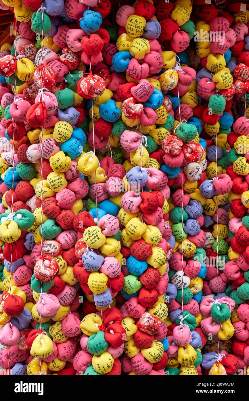Kukurizaru, bunte Kugeln mit Wünschen der Anbeter am Yasaka Koshin-do Tempel. Kyoto. Japan Stockfoto