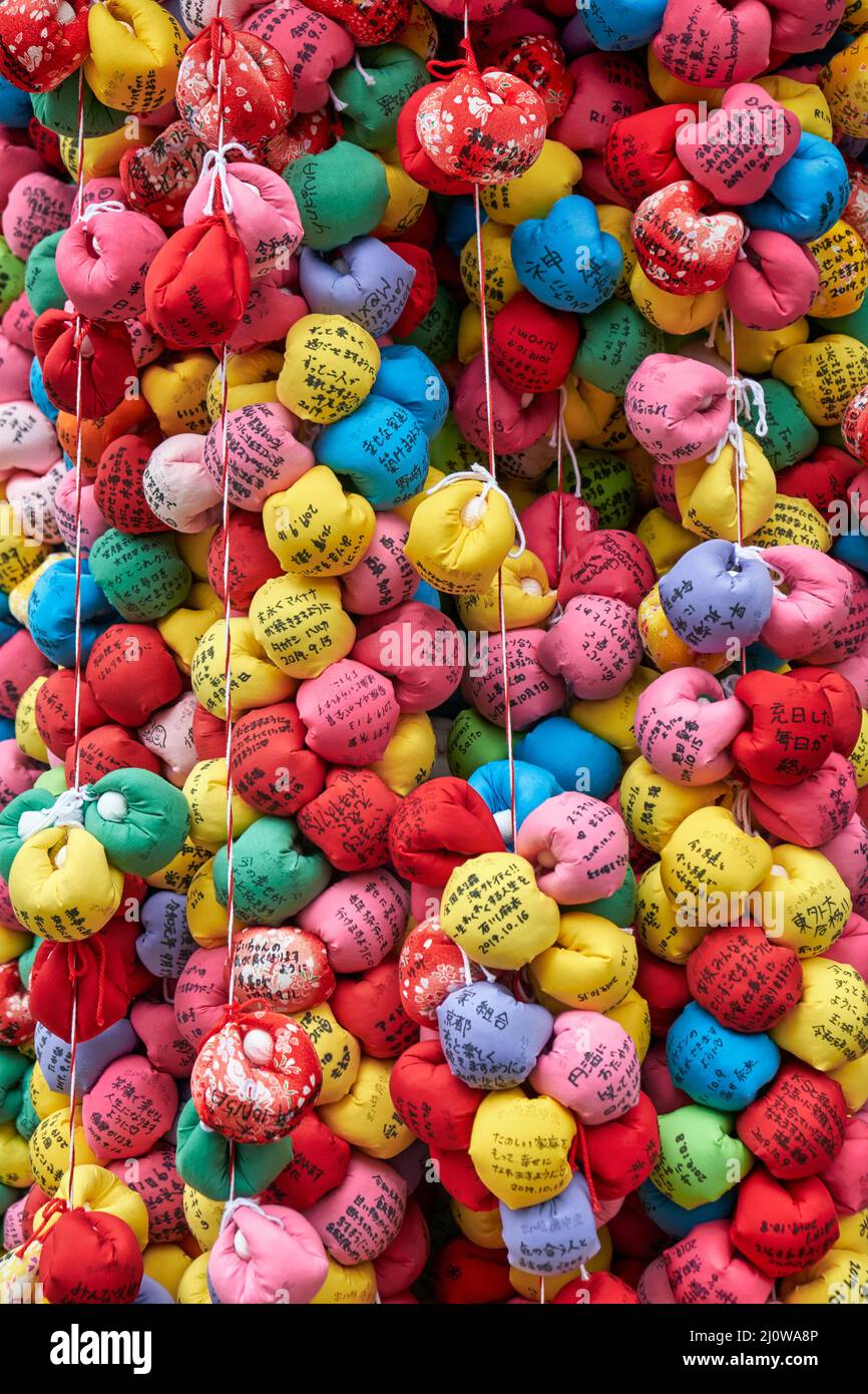 Kukurizaru, bunte Kugeln mit Wünschen der Anbeter am Yasaka Koshin-do Tempel. Kyoto. Japan Stockfoto