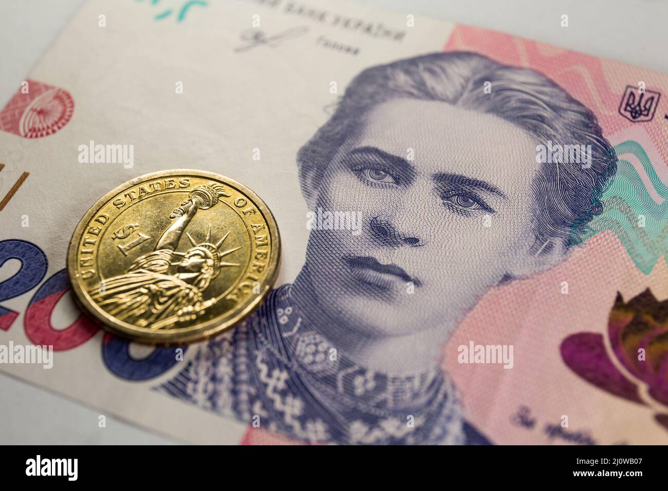 Polen. 08. März 2022. Auf dieser Fototafel ist eine Rückseite der 1-Dollar-Münze der Vereinigten Staaten mit der Freiheitsstatue und der ukrainischen 200-Stunden-Banknote mit dem Bild von Lesya Ukrainka zu sehen. Kredit: SOPA Images Limited/Alamy Live Nachrichten Stockfoto