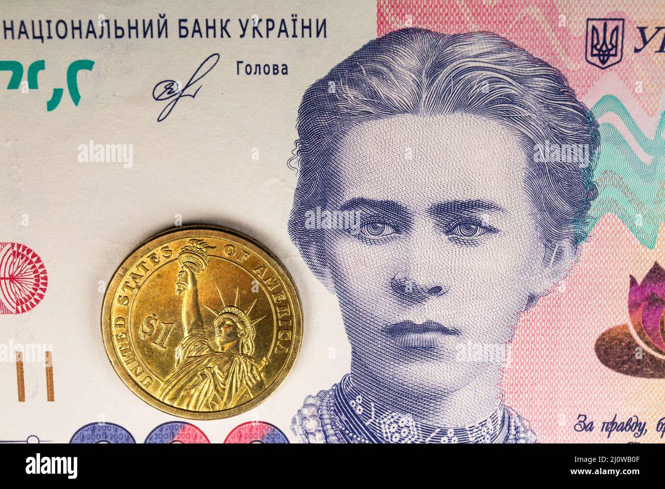 Polen. 08. März 2022. Auf dieser Fototafel ist eine Rückseite der 1-Dollar-Münze der Vereinigten Staaten mit der Freiheitsstatue und der ukrainischen 200-Stunden-Banknote mit dem Bild von Lesya Ukrainka zu sehen. Kredit: SOPA Images Limited/Alamy Live Nachrichten Stockfoto