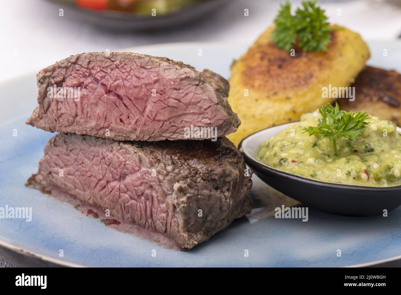 Glas gebratener kartoffelsalat mit gurke -Fotos und -Bildmaterial in ...