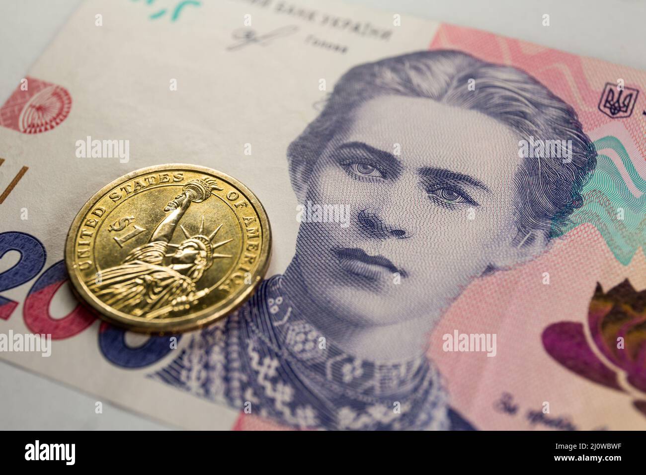 Polen. 8. März 2022. Auf dieser Fototafel ist eine Rückseite der 1-Dollar-Münze der Vereinigten Staaten mit der Freiheitsstatue und der ukrainischen 200-Stunden-Banknote mit dem Bild von Lesya Ukrainka zu sehen. (Bild: © Karol Serewis/SOPA Images via ZUMA Press Wire) Stockfoto