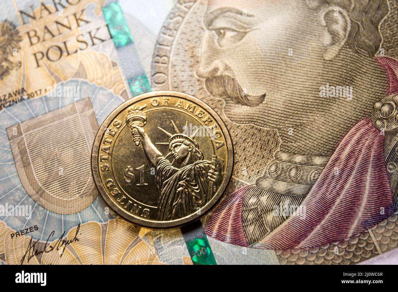 Polen. 9. März 2022. Auf dieser Fototafel ist eine Rückseite der 1-Dollar-Münze der Vereinigten Staaten mit der Freiheitsstatue und der polnischen 500 Zloty-Banknote zu sehen. (Bild: © Karol Serewis/SOPA Images via ZUMA Press Wire) Stockfoto