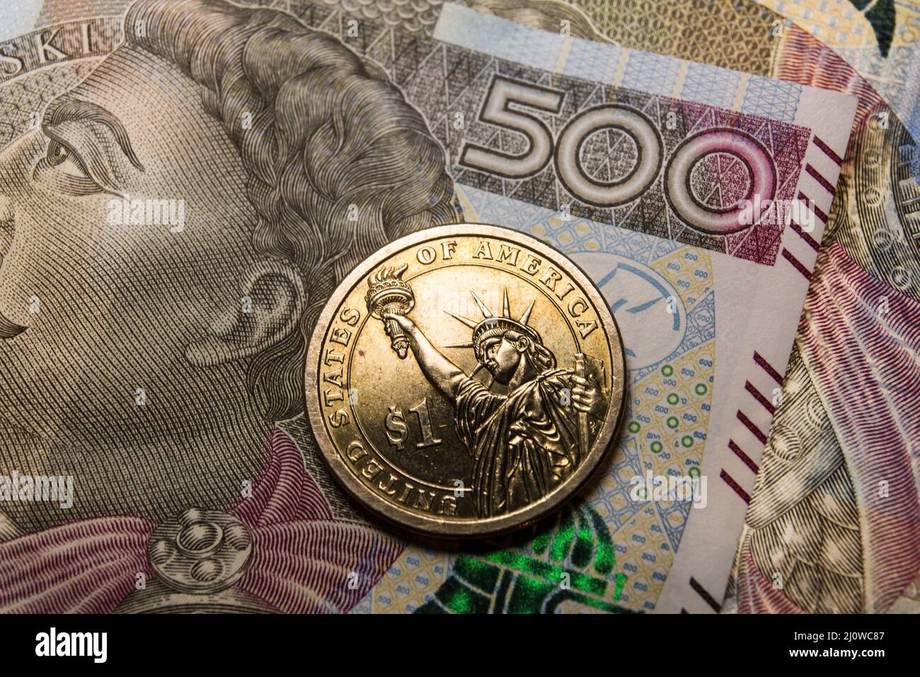 Polen. 9. März 2022. Auf dieser Fototafel ist eine Rückseite der 1-Dollar-Münze der Vereinigten Staaten mit der Freiheitsstatue und der polnischen 500 Zloty-Banknote zu sehen. (Bild: © Karol Serewis/SOPA Images via ZUMA Press Wire) Stockfoto