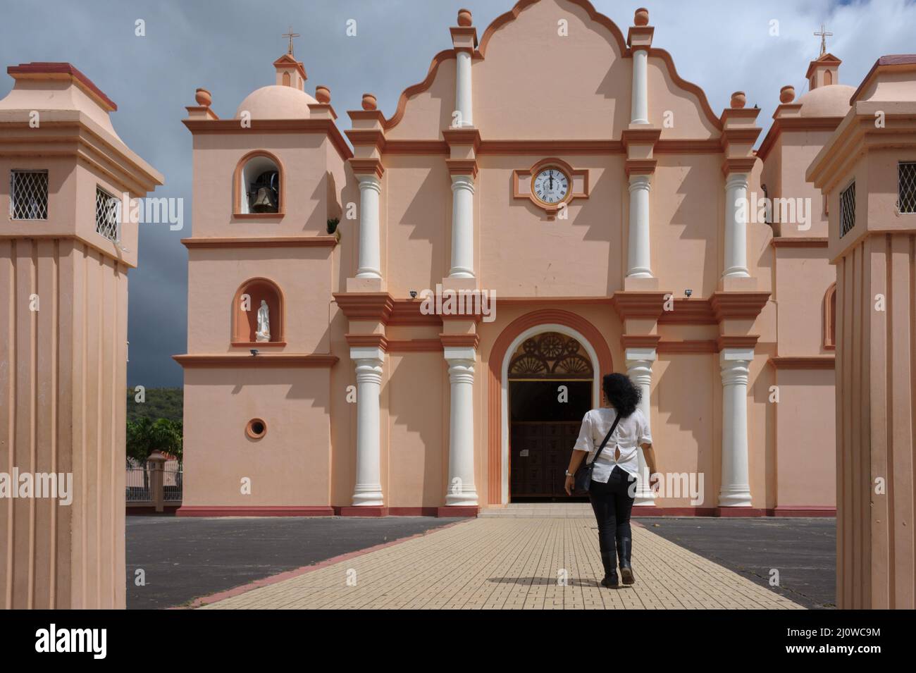 Reiseführer zu Fuß in Richtung Kathedrale in Boaco. Nicaragua. Stockfoto