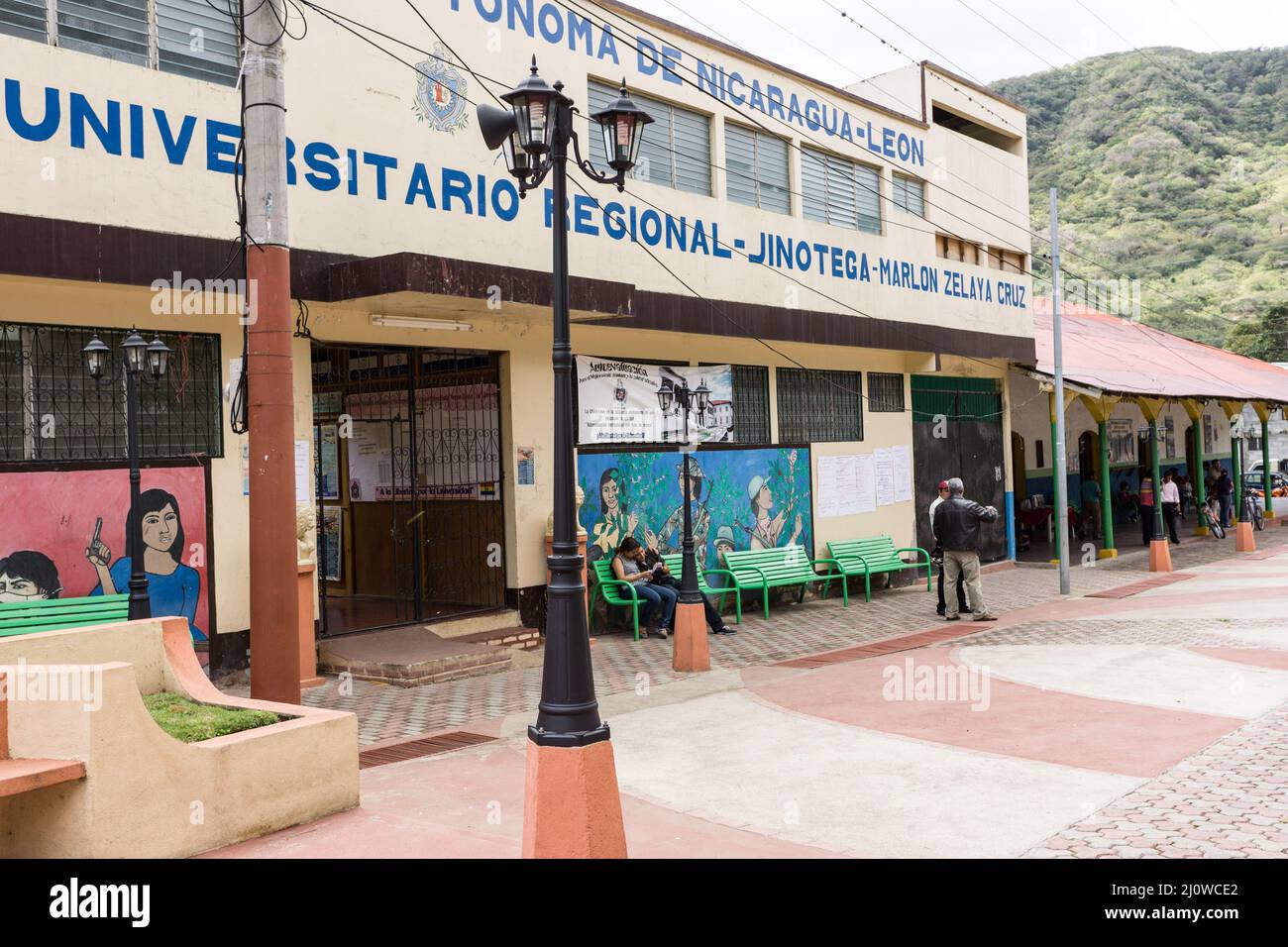 UNAN Leon - CUR Jinotega, eine Zweiguniversität in Jinotega, Nicaragua, ist mit Wandgemälden geschmückt, die Szenen aus der Revolution der Ära 1979 darstellen. Stockfoto