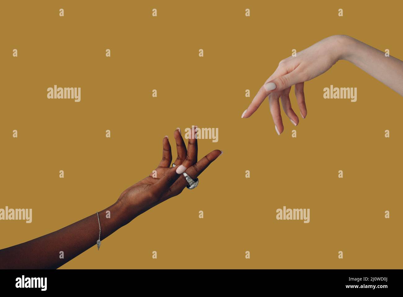 Kaukasische und afroamerikanische Hand, die sich gegenseitig ausstreut Stockfoto
