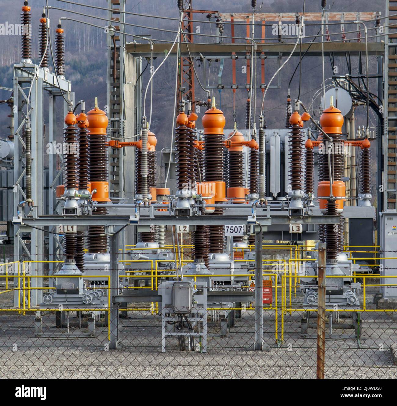 Unterstation des elektrischen Hochspannungstransformators Kraftwerk. Stromleitung. Stockfoto