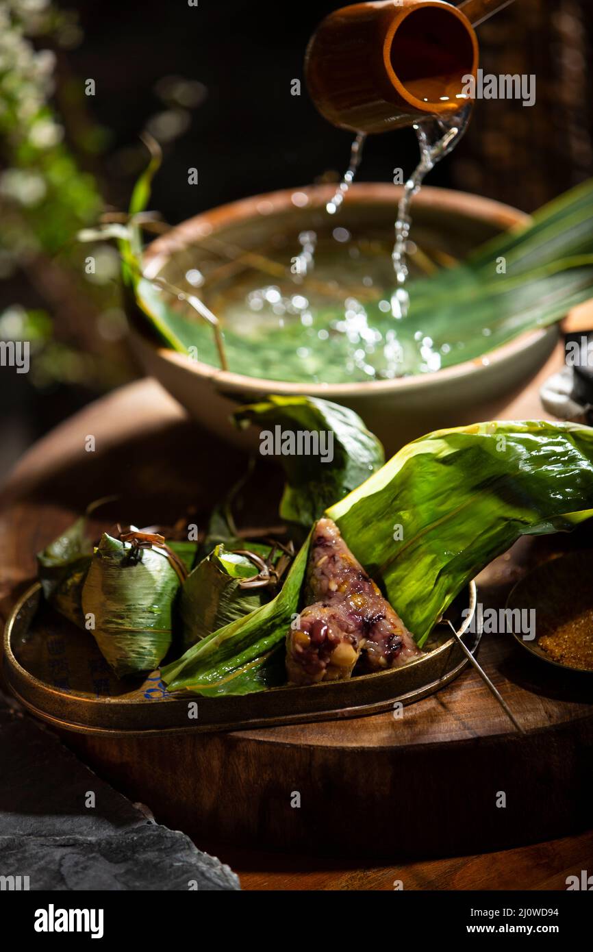 Zongzi mit acht Schätzen, bereit zum Essen Stockfoto