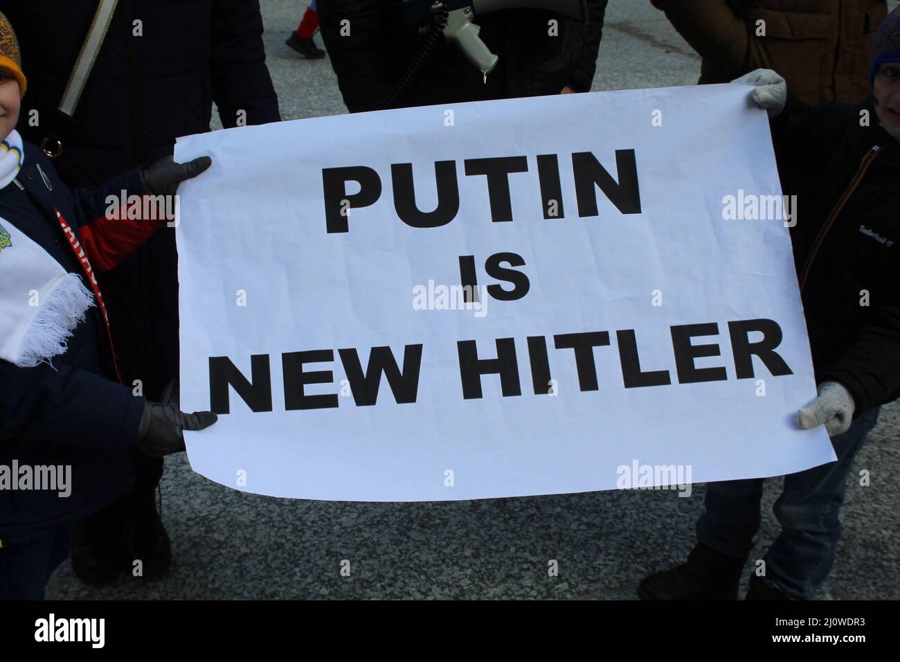 Zwei Kinder halten Putin is New Hitler Protestschild am Daley Plaza in Chicago Stockfoto