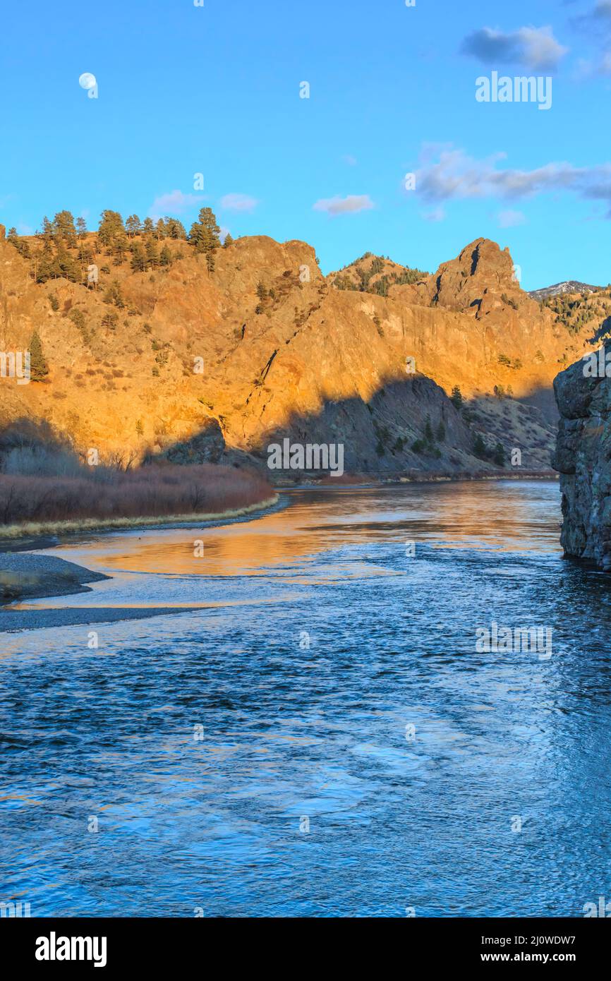 Vollmond über dem missouri River und Klippen in der Nähe von dearborn, montana Stockfoto