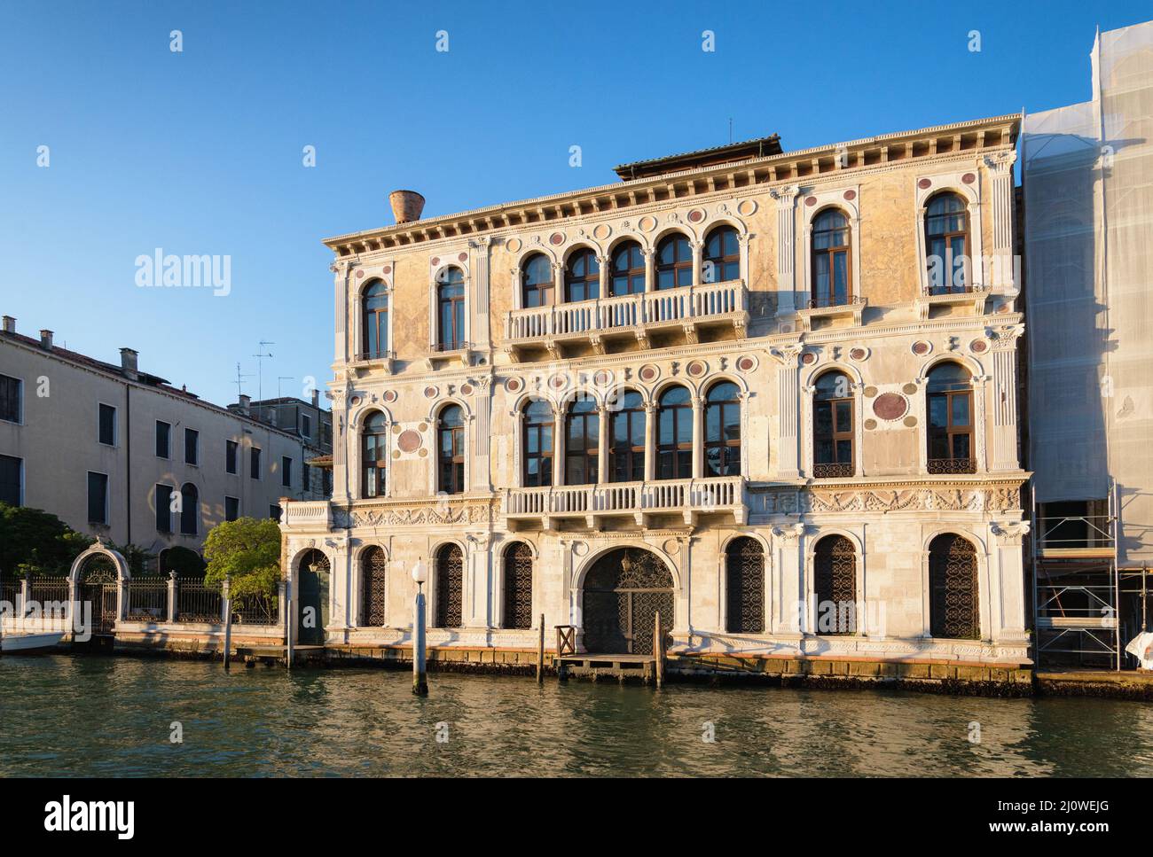 Venezianische Landschaft mit mittelalterlichen Palästen am Canal Grande (Venedig, Italien) Stockfoto