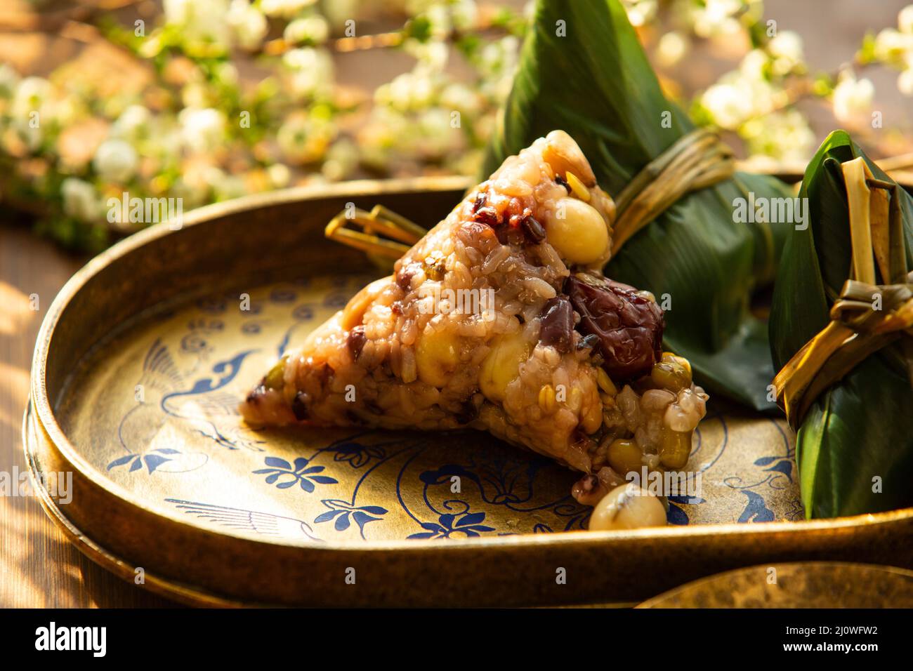Zongzis mit acht Schätzen, bereit zum Essen Stockfoto
