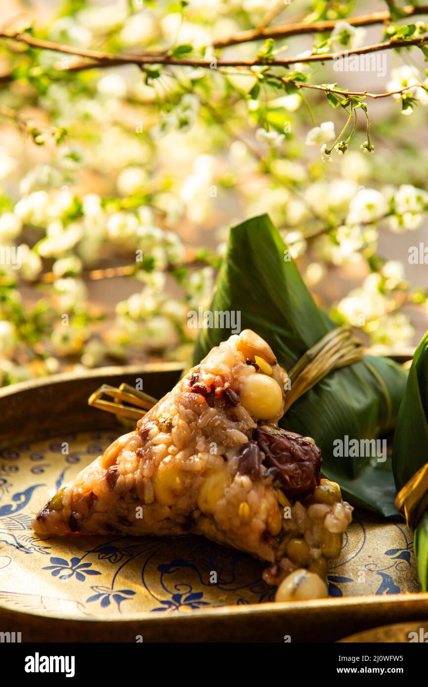 Zongzis mit acht Schätzen, bereit zum Essen Stockfoto