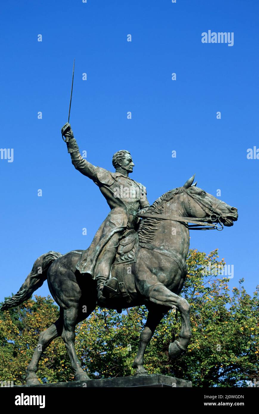 Statue von Simon Bolivar, der auf seinem Pferd reitet und ein Schwert in der Hand hält, Washington DC USA. Stockfoto