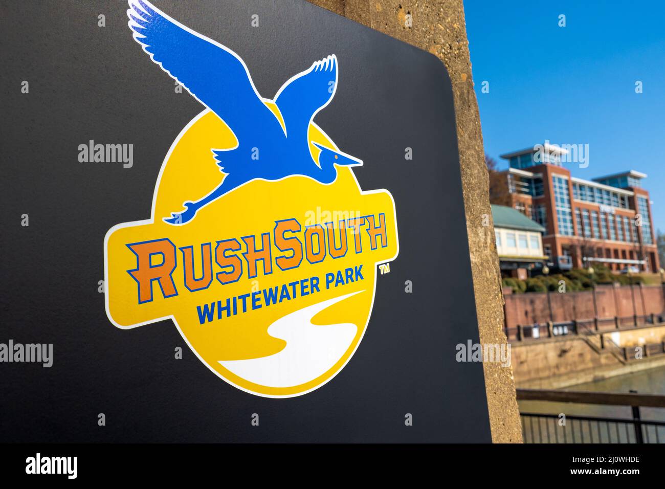 RushSouth Whitewater Park Schild auf Waveshaper Island im Chattahoochee River in Columbus, GA, ein beliebtes Ziel für Rafting und Kajakfahren. (USA) Stockfoto
