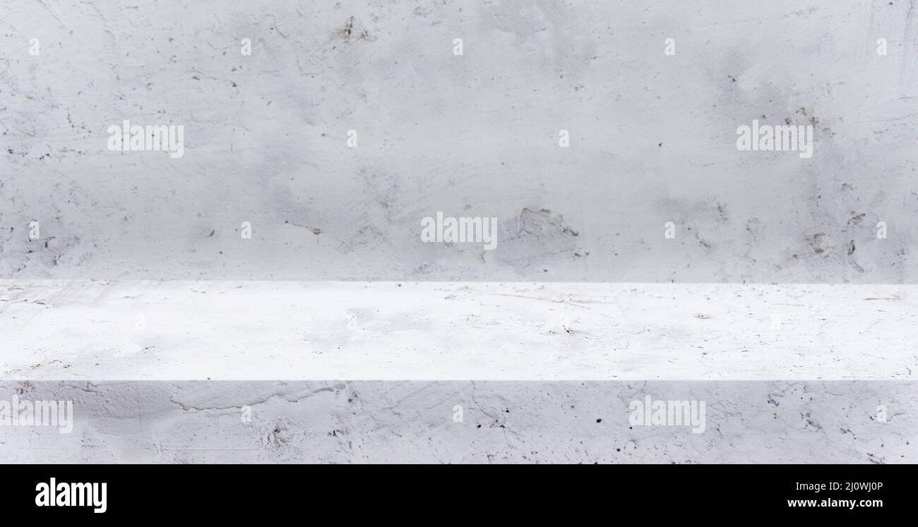 Hellgraue Tischanzeige mit Betonstruktur für Produktdemonstration Stockfoto