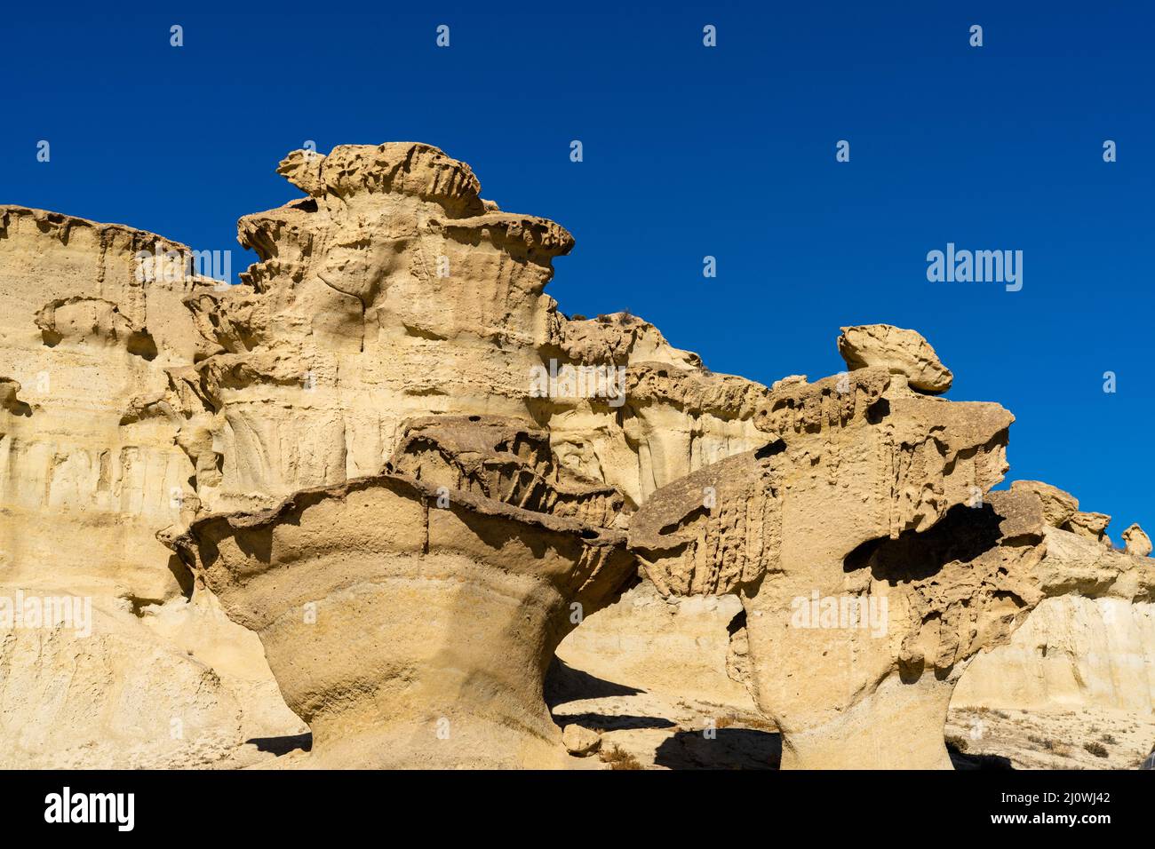 Ein Blick auf die berühmten Sandsteinerosionen und Hoodoos in Bolnuevo unter einem klaren blauen Himmel Stockfoto