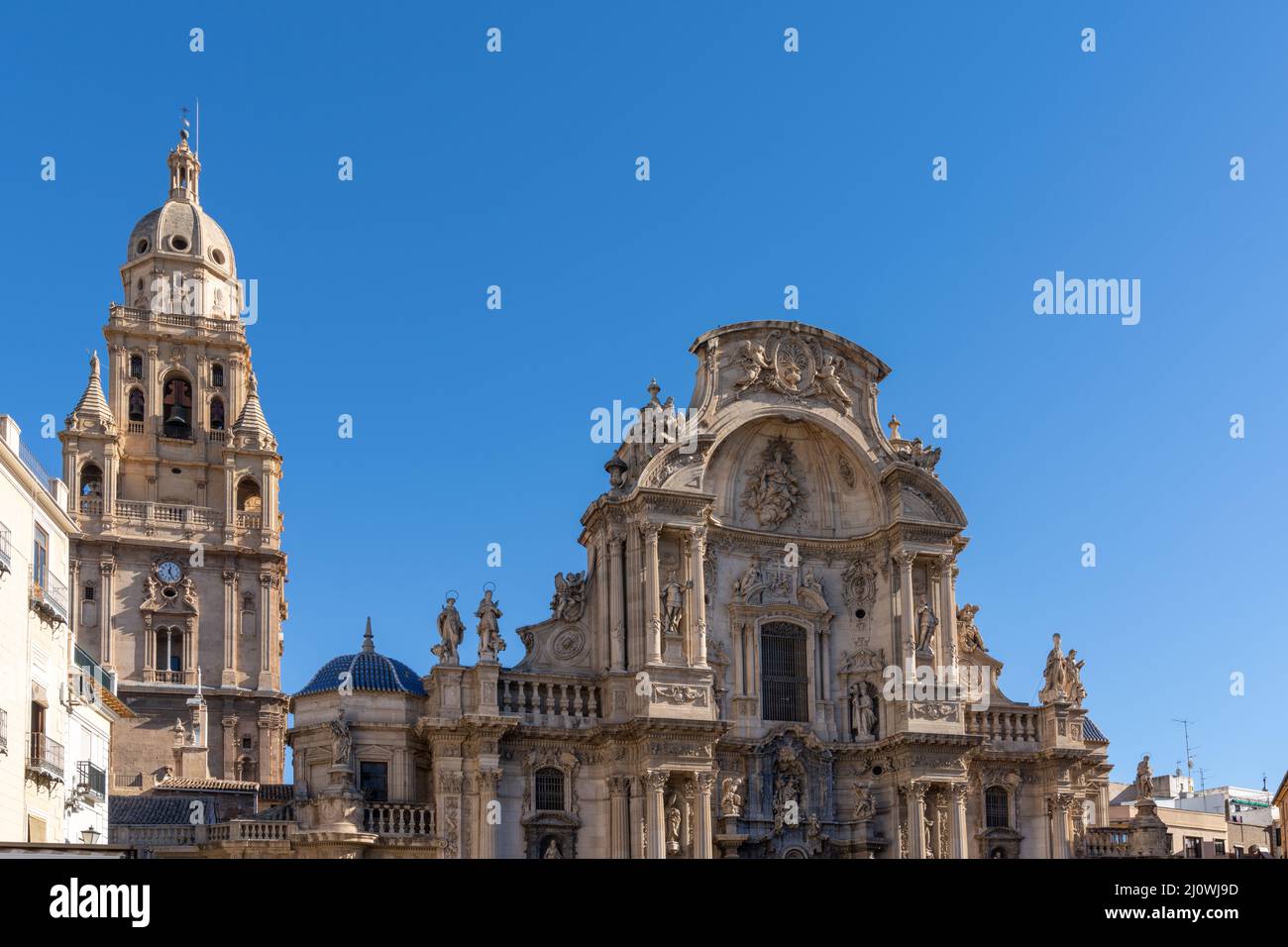 Nahaufnahme der historischen Kathedrale von Murcia unter wolkenlosem, blauem Himmel Stockfoto