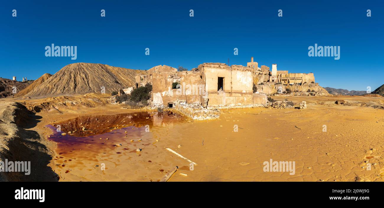 Ein Panoramablick auf verlassene Gebäude und Minen in Mazarron in Südspanien Stockfoto