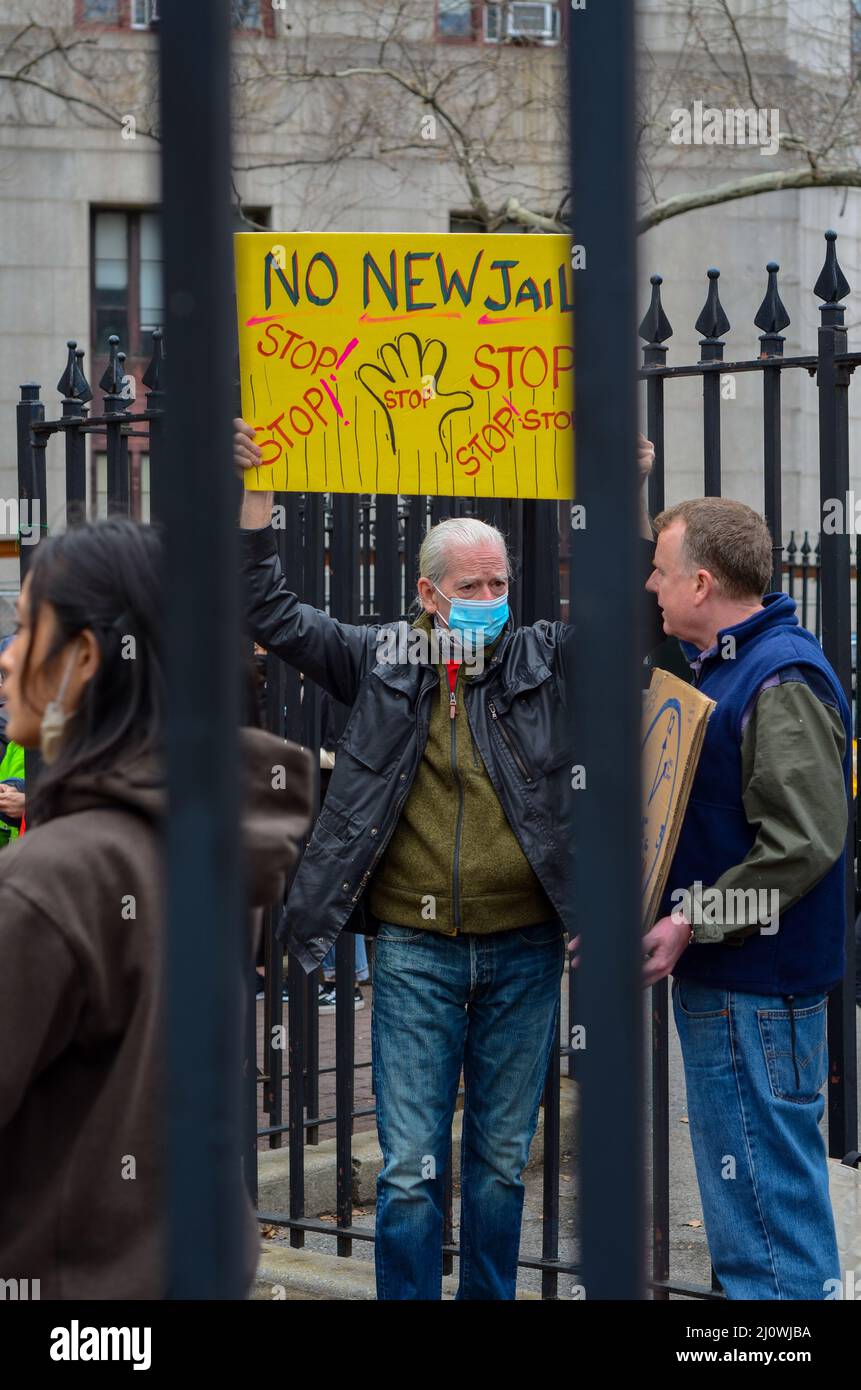 New York, USA. 20. März 2022. Ein Demonstrator hält ein Schild, um den Bau eines Mega-Jails in Manhattans Chinatown in New York City am 20. März 2022 zu stoppen. (Bild: © Ryan Rahman/Pacific Press via ZUMA Press Wire) Stockfoto