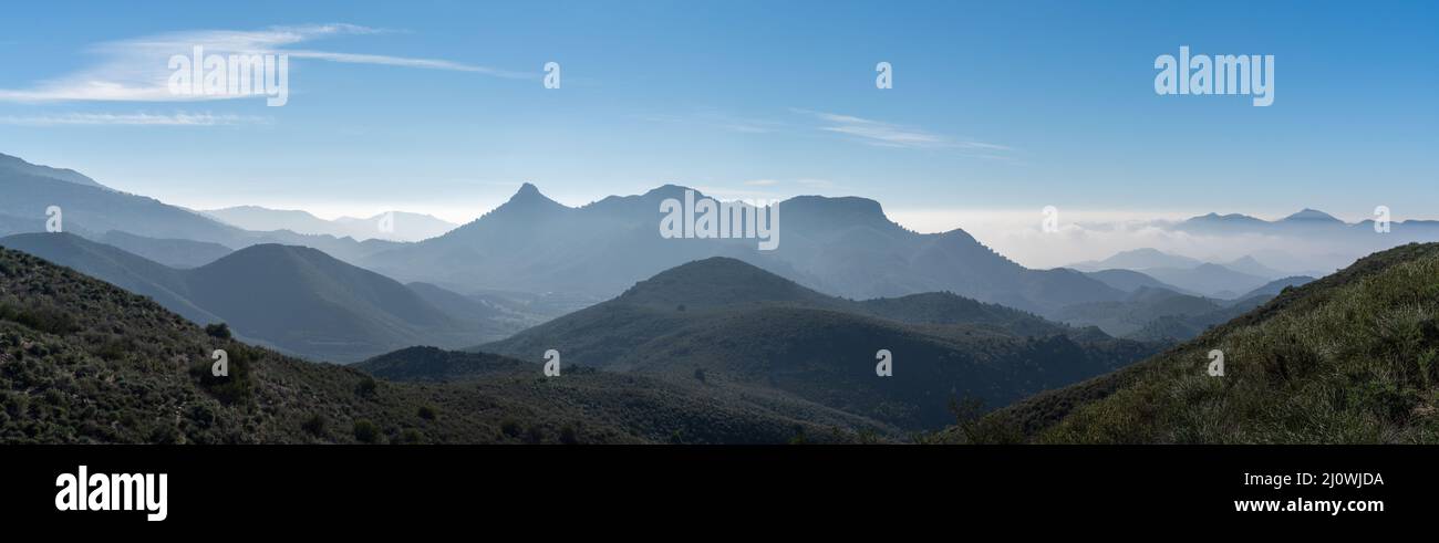 Panorama-Landschaftsansicht der halbwüstenigen Berglandschaft in Südspanien Stockfoto