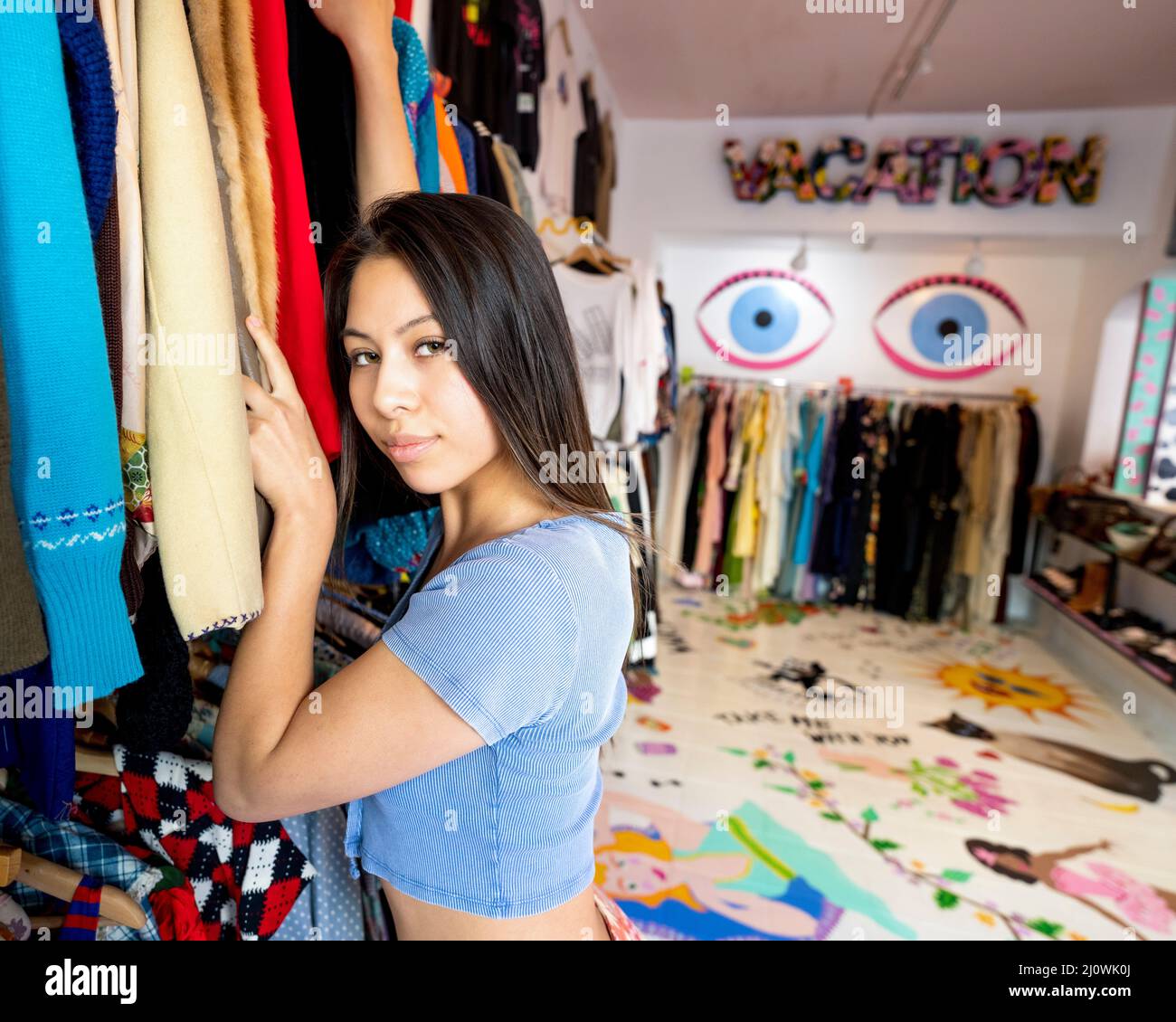Multirassische Teenage Girl Shopping für Vintage-Kleidung Stockfoto