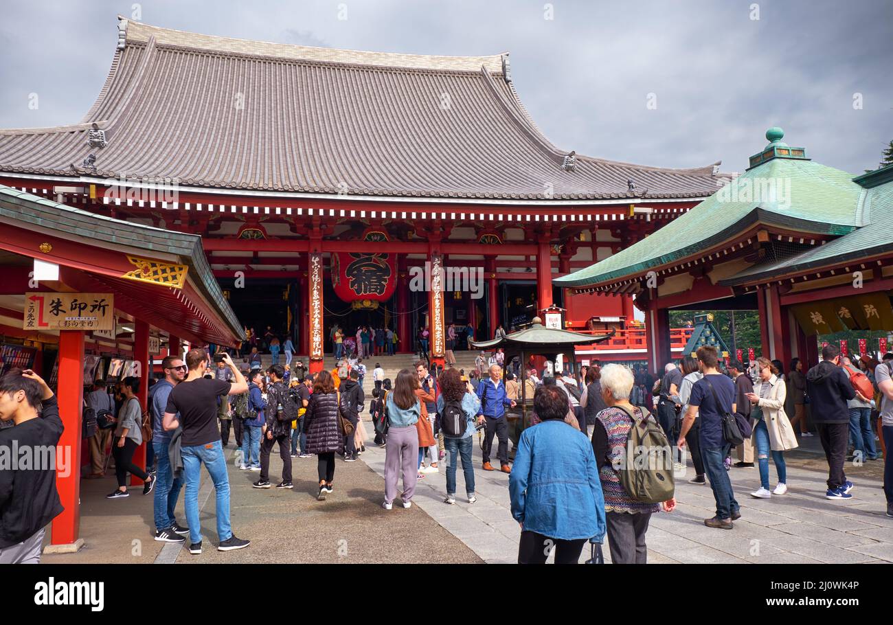 Hondo (oder Kannon-do), das Haupttempelgebäude des Sensoji Kannon-Tempels in Asakusa. Tokio. Japan Stockfoto