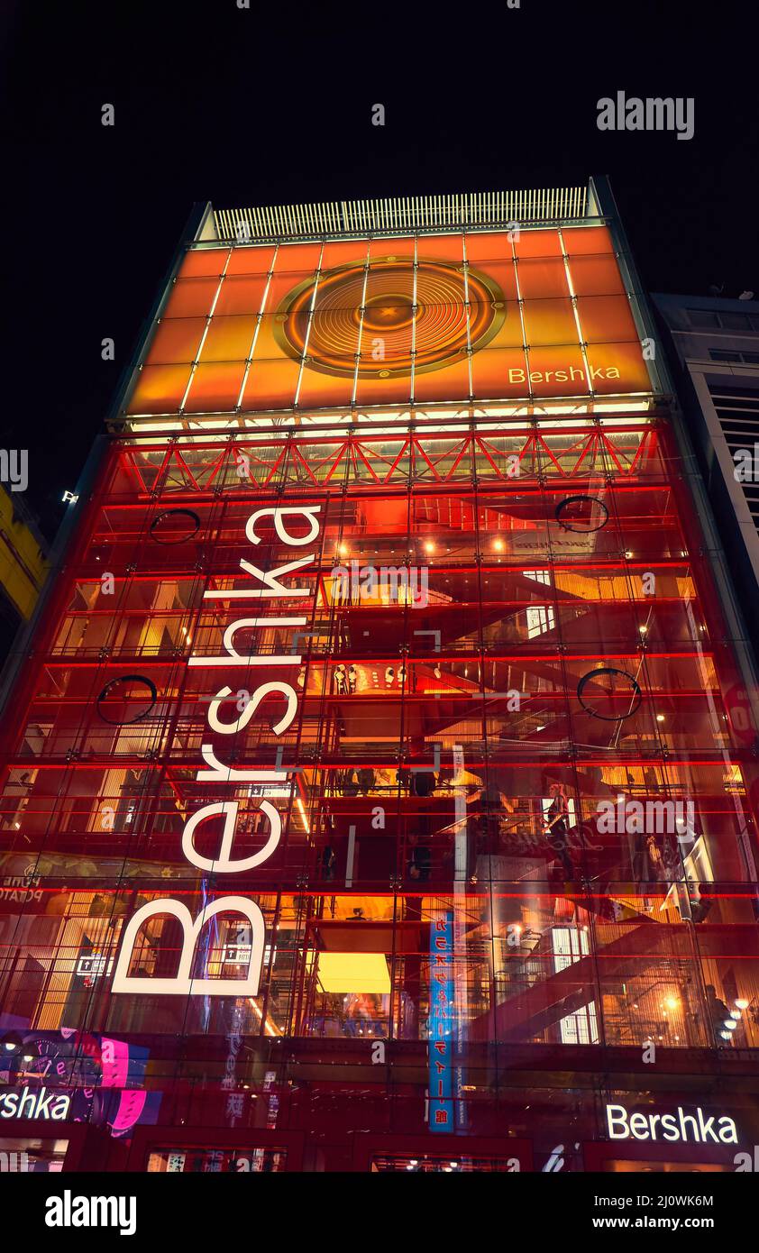 Bershka Shop im Shibuya Einkaufsviertel bei Nacht. Tokio. J Stockfoto