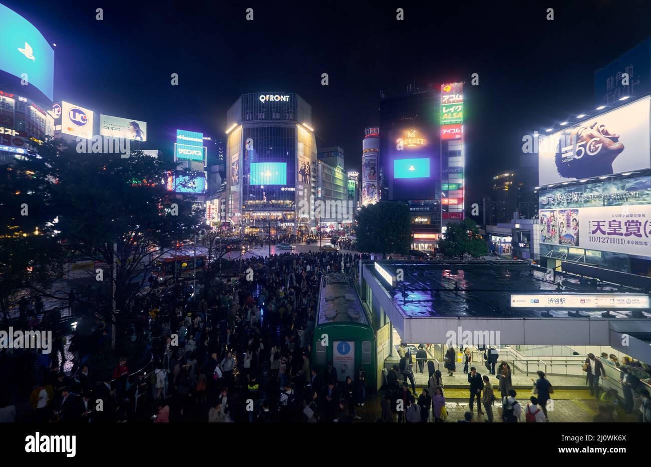 Shibuya Crossing oder Shibuya Scramble Crossing bei Nacht. Tokio. Japan Stockfoto